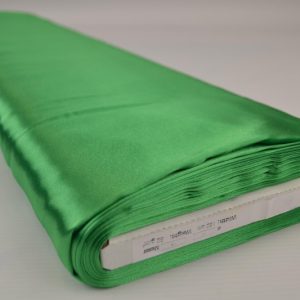 Groene satijn stof op rol