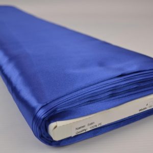 Blauwe satijn stof op rol