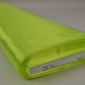 Limoengroen satijn stof op rol