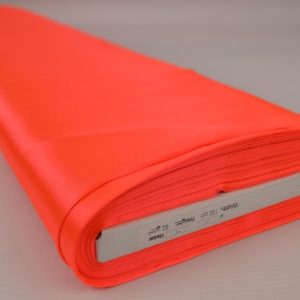 Neon oranje satijn stof op rol