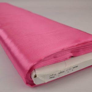 Roze satijn stof op rol