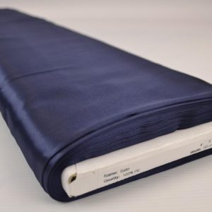 Marineblauw satijn stof op rol