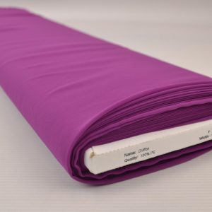 Chiffon stof cassis op rol