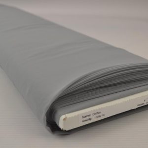 Zilvergrijs chiffon stof op rol