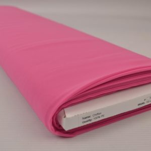 Roze chiffon stof op rol